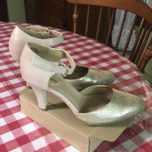 6M very cute pumps with strap.